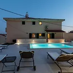 Lavandula With Heated Swimming Pool Apartmán