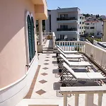 Apartmán Lavandula With Heated Swimming Pool *