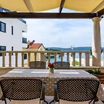 Lavandula With Heated Swimming Pool Apartman