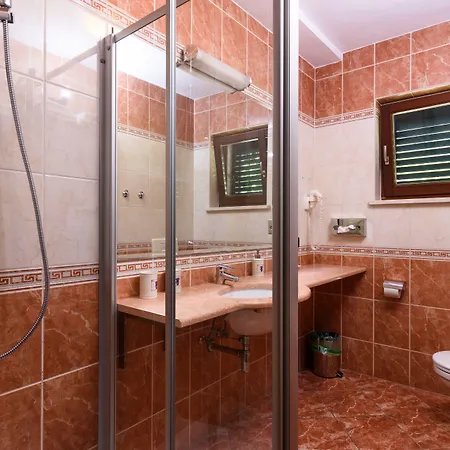 Lavandula With Heated Swimming Pool * טרוגיר