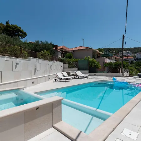 Lavandula With Heated Swimming Pool דירה