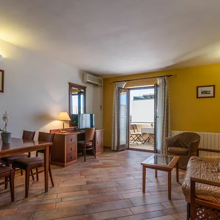 Apartamento Lavandula With Heated Swimming Pool