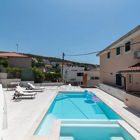 Villa Lavandula With Heated Swimming Pool *