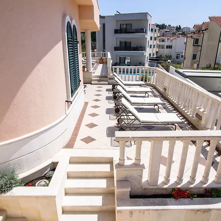 Apartment Villa Lavandula With Heated Swimming Pool